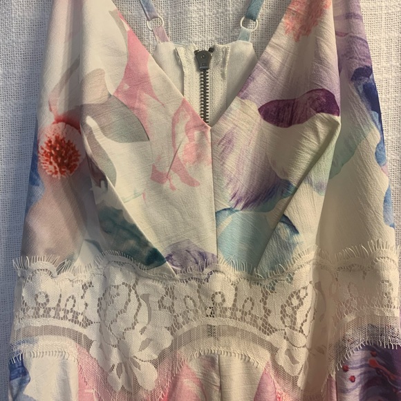 Floral Romper with lace cutout 🌸 - Picture 5 of 8